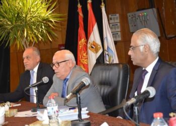 محافظ بورسعيد يشارك في اجتماع مجلس الجامعة