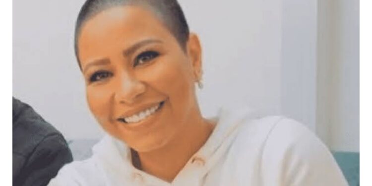 ظهور الفنانة شيرين بعد حلق شعرها.