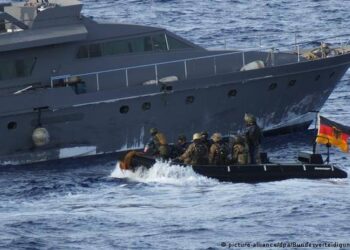 مهمة إيريني تعترض سفينة تجارية مشبوهة قبالة سواحل ليبيا وتقوم بتفتيشها