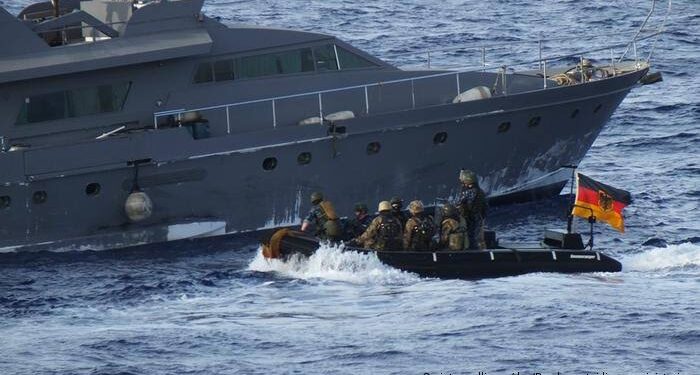 مهمة إيريني تعترض سفينة تجارية مشبوهة قبالة سواحل ليبيا وتقوم بتفتيشها