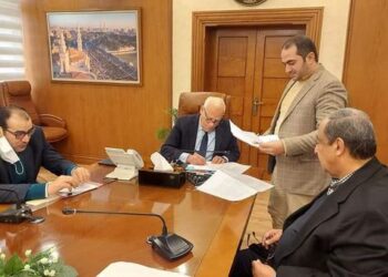 الغضبان يوقع عقود تمليك