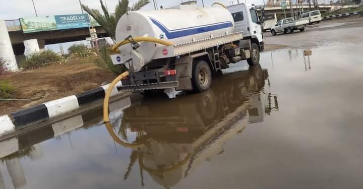 إستمرار كسح مياه الأمطار بحوش عيسى وبنطاق الوحدات القروية.