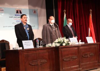 مركز التعليم المدمج بجامعة القاهرة يكرم ابنائه المتفوقين علميا ..