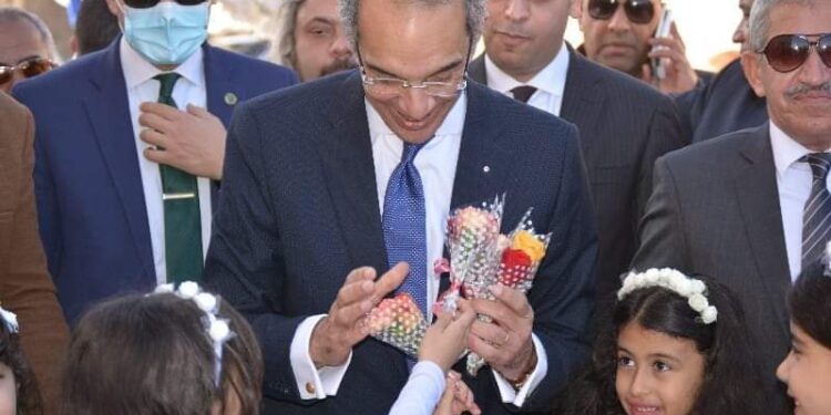 محافظ بورسعيد ووزير الاتصالات يتفقدان مدرسة التربية الفكرية ببورفؤاد