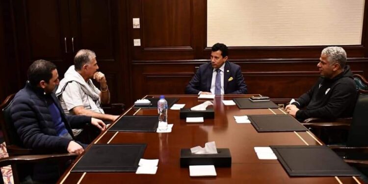 وزير الرياضة يلتقي الجهاز الفني للمنتخب الوطني