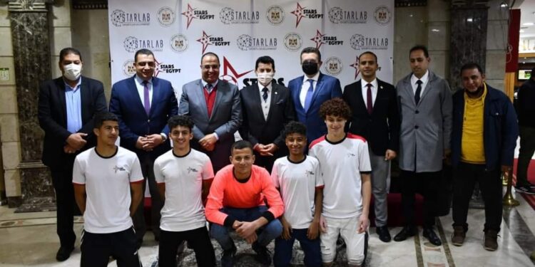 وزير الشباب والرياضة يلتقي مواهب المشروع القومي للكرة