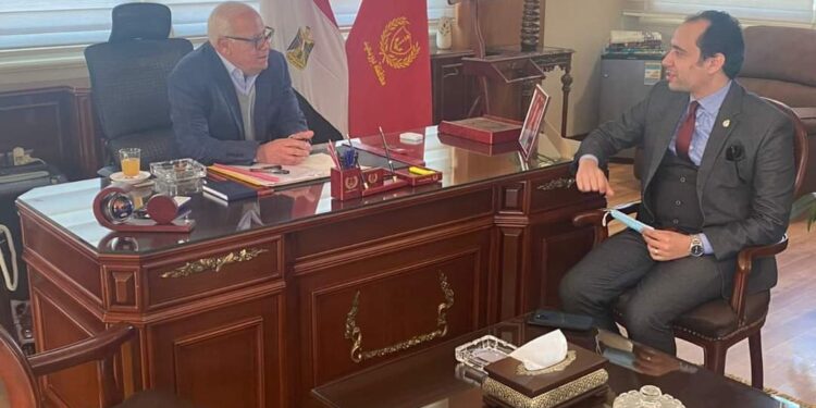 محافظ بورسعيد يستقبل المدير التنفيذي لهيئة الرعاية الصحية .