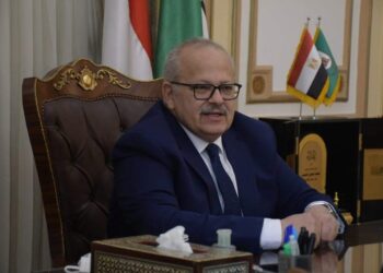 د.الخشت : عقد سلسة ندوات لتوعية طلاب الجامعة بمشاركة كبار المثقفين والأدباء. 