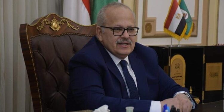 د.الخشت : عقد سلسة ندوات لتوعية طلاب الجامعة بمشاركة كبار المثقفين والأدباء. 