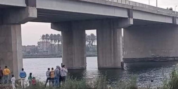 التحقيقات تكشف سبب انتحار شاب من أعلى الكوبري العلوي وتم انقاذه في دمياط. 