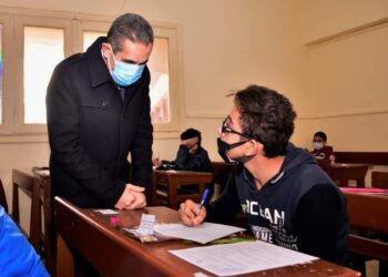 محافظ الغربية يتفقد أداء الطلاب لامتحانات نصف العام بمدارس طنطا. 