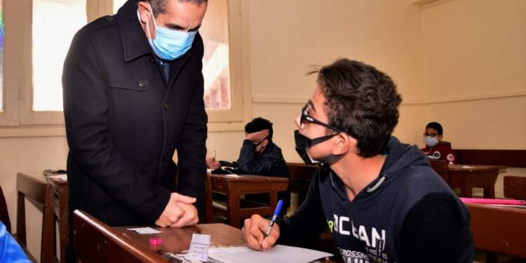 محافظ الغربية يتفقد أداء الطلاب لامتحانات نصف العام بمدارس طنطا.