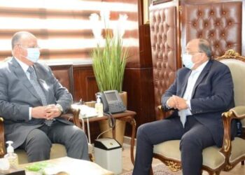 وزير التنمية المحلية يتابع مع محافظ القاهرة مستجدات المشروعات التنموية بالمحافظة. 