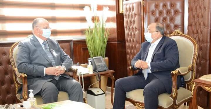 وزير التنمية المحلية يتابع مع محافظ القاهرة مستجدات المشروعات التنموية بالمحافظة.