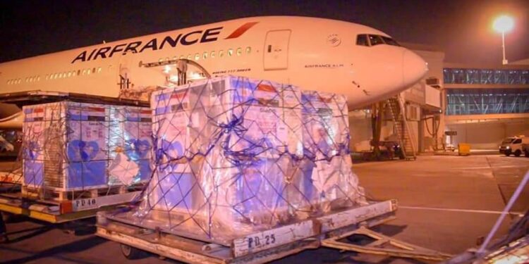 استقبال مليون جرعة من لقاح “أسترازينيكا” المضاد لفيروس كورونا. 