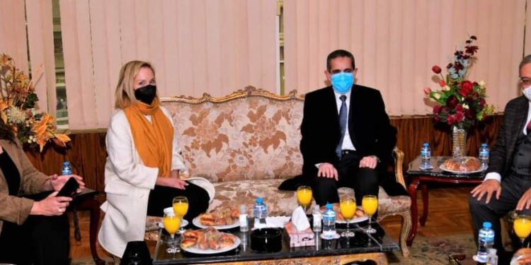 محافظ الغربية ورئيس الجامعة يبحثان مع الوكالة الدولية للتنمية بمصر جهود الدولة لدعم مراكز التدريب المهني.