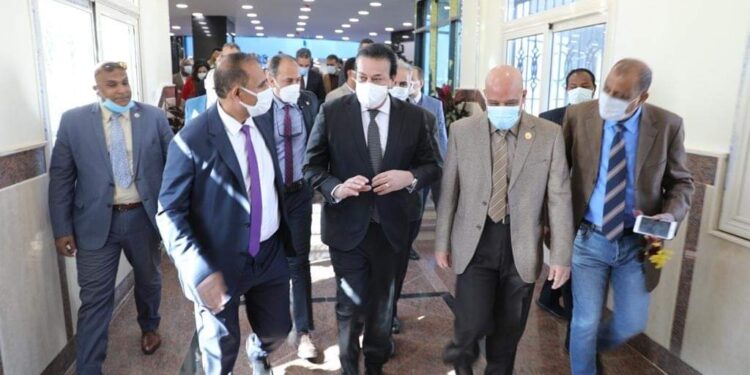 وزير التعليم العالي يفتتح المبنى الإداري الجديد بجامعة أسوان. 