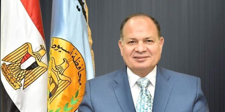 محافظ أسيوط يهنئ رئيس الجمهورية ووزير الداخلية بعيد الشرطة الـ 70 وثورة 25 يناير.