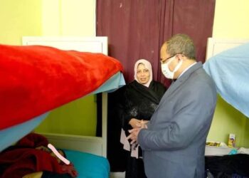 رئيس جامعة سوهاج ‏يطمئن على الحالة الصحية لطالبة مغتربة أجرت عملية جراحية. 