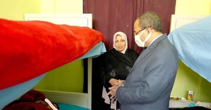 رئيس جامعة سوهاج يطمئن على الحالة الصحية لطالبة مغتربة أجرت عملية جراحية.