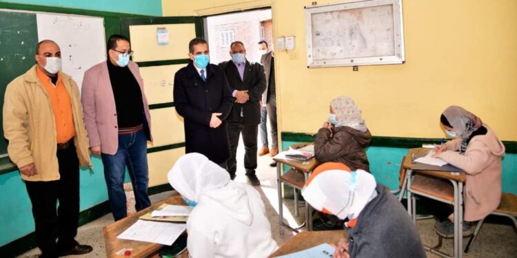 محافظ الغربية يتفقد لجان الشهادة الإعدادية ويحيل رئيس أحد اللجان للتحقيق. 