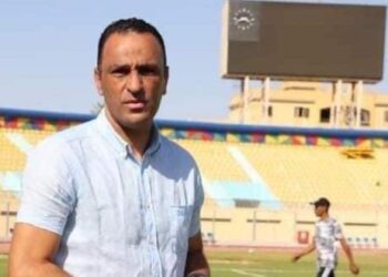 سعيد عبد العزيز يبدأ يومه الأول مع الالومنيوم. 