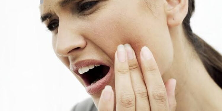 نصائح لمنع حساسية الأسنان، والتغلب عليها أثناء الطقس البارد. 