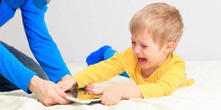 ماذا يعني السلوك غير الطبيعى عند الأطفال؟