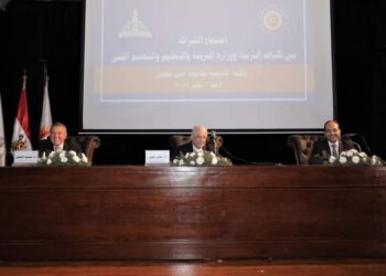 “وزير التربية والتعليم يلتقى خبراء كليات التربية لمناقشة تطوير “