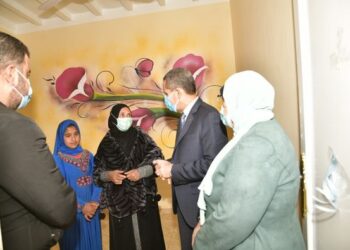 محافظ الغربية يسلم ٧