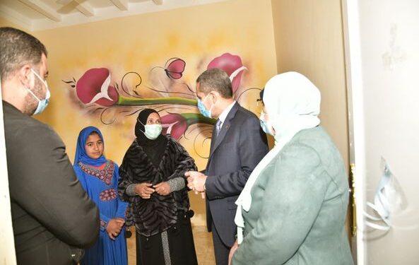 محافظ الغربية يسلم ٧