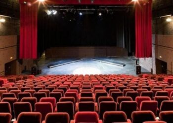 على المسرح السلام