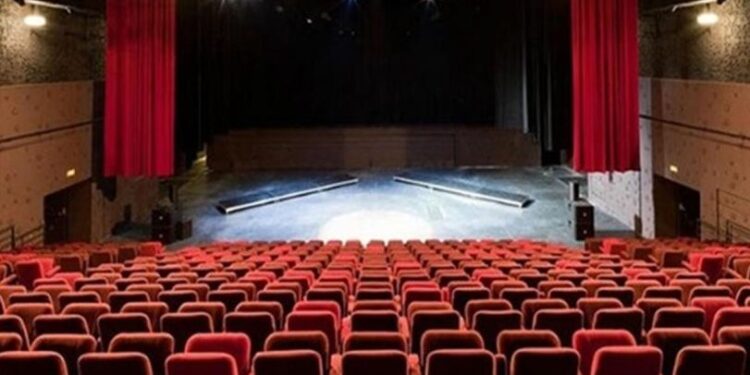 على المسرح السلام