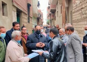 نائب محافظ المنيا يراجع سير العمل بمنظومة الاشتراطات البنائية بمركز مطاى. 