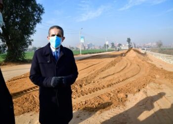 محافظ الغربية يفاجئ كفر الزيات ويوقف مديري الحملة والإشغالات عن العمل. 