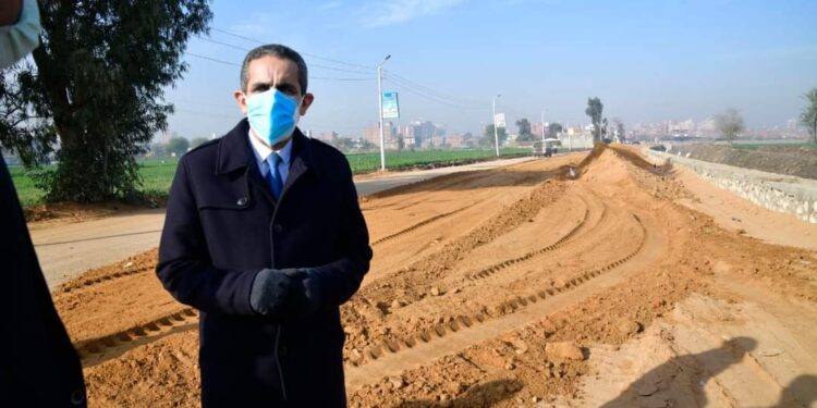 محافظ الغربية يفاجئ كفر الزيات ويوقف مديري الحملة والإشغالات عن العمل.