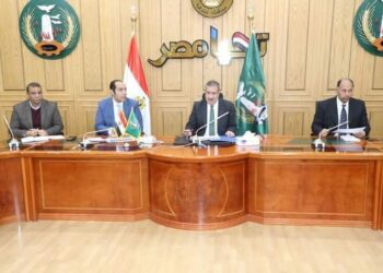 محافظ المنوفية يناقش نسب تنفيذ رصف الطرق بنطاق المحافظة. 