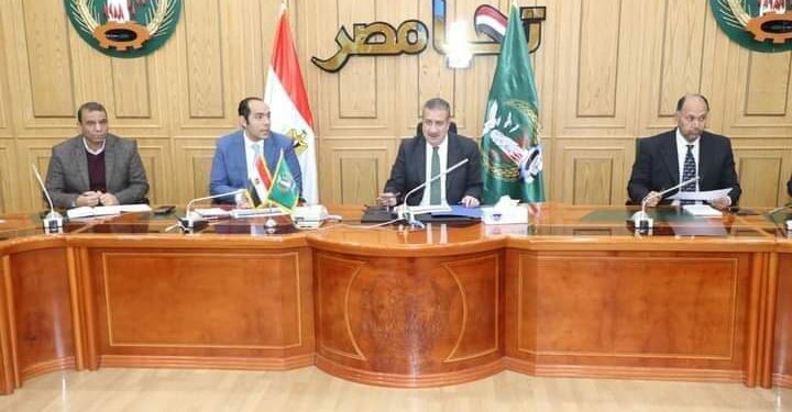 محافظ المنوفية يناقش نسب تنفيذ رصف الطرق بنطاق المحافظة.