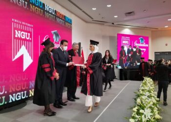 وزير التعليم العالي يشهد حفل تخرج طلاب كليتي طب الأسنان والتجارة