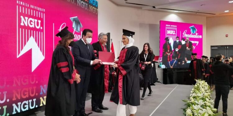 وزير التعليم العالي يشهد حفل تخرج طلاب كليتي طب الأسنان والتجارة