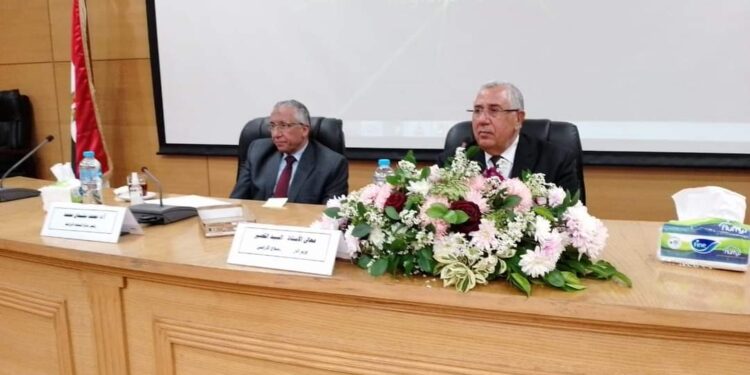 ” القصير” يبحث النهوض بالمحاصيل الزيتية والقصب والزيتون والتمور. 