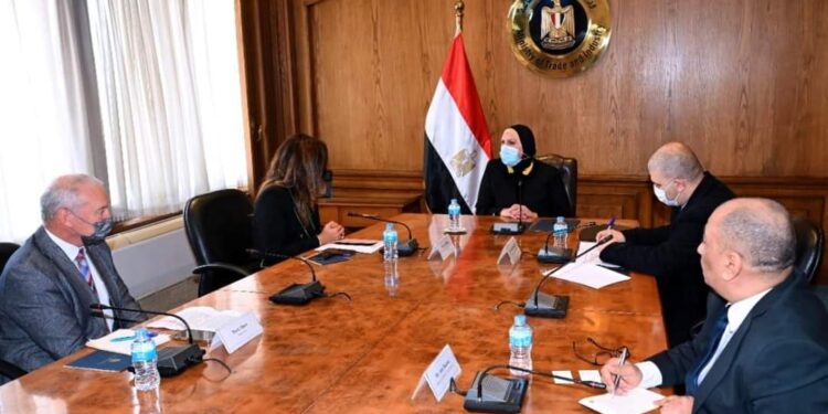 ترشيد استهلاك الطاقة وإنتاج الهيدروجين الأخضر والتوسع في مشروعات إعادة تدوير المخلفات الزراعية.