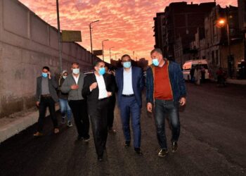 محافظ الغربية يتفقد أعمال الرصف بسكة سيجر، الجانبية وكورنيش الغفران