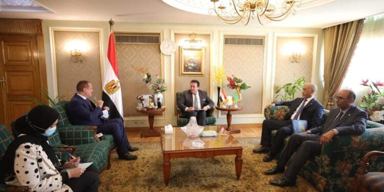 وزير التعليم العالي يستقبل سفير موريتانيا بالقاهرة.