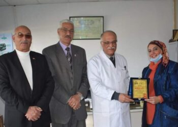 فريق حكاية وطن يكرم مدير مستشفى أبو قير العام