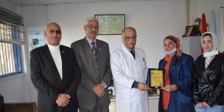 فريق حكاية وطن يكرم مدير مستشفى أبو قير العام