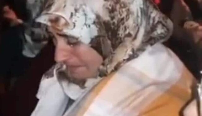 (ماتبكيش يا أمي عليا)