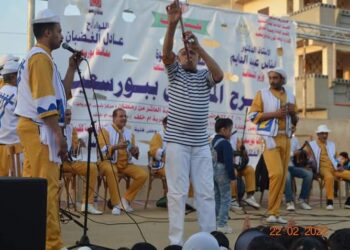 بالصور بقرية أم خلف جنوب بورسعيد فرقة الآلات السمسمية تبهر جمهور المسرح المتنقل