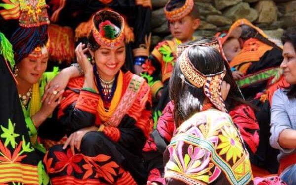 شعب يمتلك إكسيرا للحياة .. نسائه جميلات تنجبن في ال 70