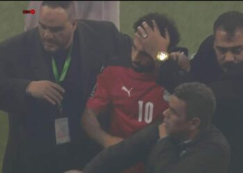 قائد الفراعنة محمد صلاح يغادر ملعب ديامينياديو بالعاصمه السنغالي دكار وسط حراسة خاصة